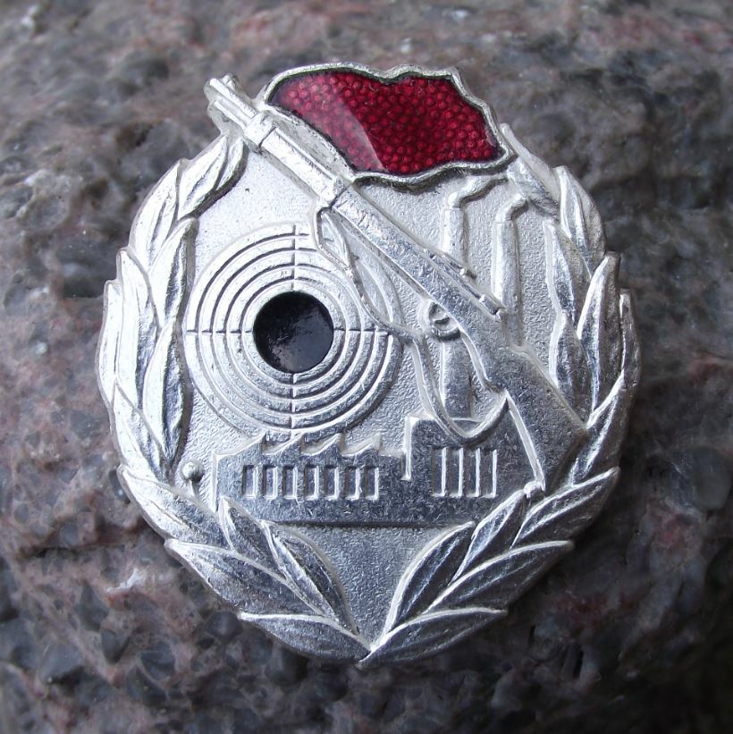 Vintage East German Paramilitary Organisation KdA Gun Red Flag DDR Pin Badge - Badgecrazy