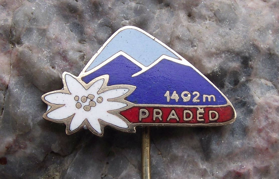 Vintage Praded Mountain 1492m Czechoslovakia Climbers Hiking Souvenier Pin Badge - Badgecrazy