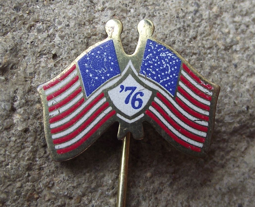 1976 America USA United States Stars & Stripes Anniversary Cross Flags Pin Badge - Badgecrazy