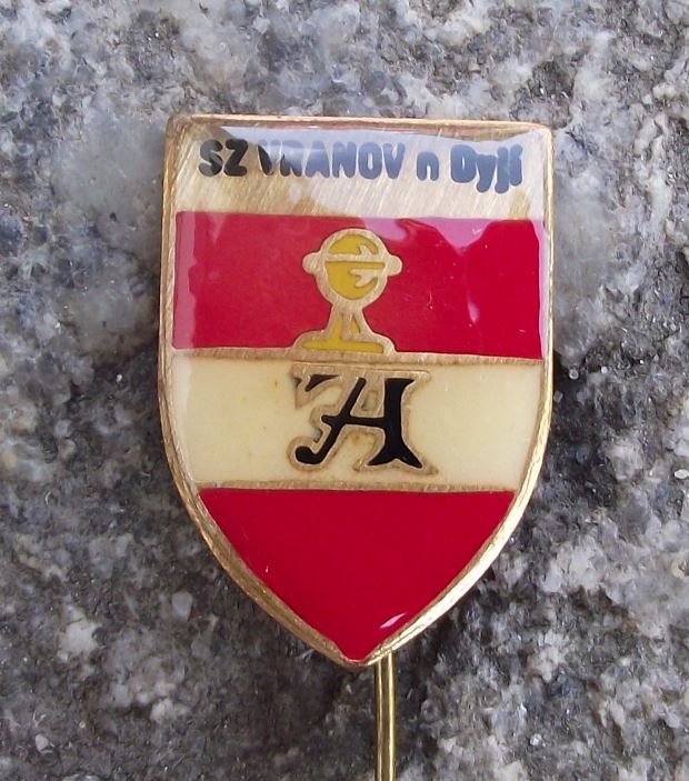SZ Vranov nad Dyja State Castle Coat of Arms Official Heraldic Crest Pin Badge - Badgecrazy