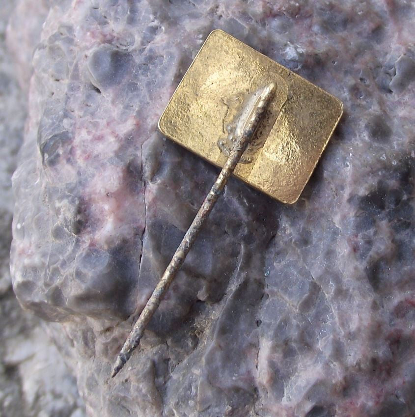 Vintage Instron Company Composite Material Testing Facilities Pin Badge - Badgecrazy