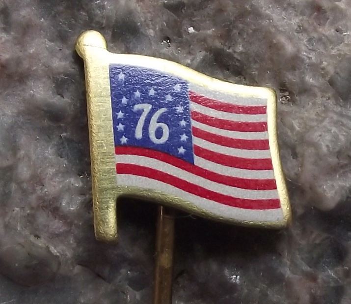 1976 America USA United States Stars & Stripes 200th Anniversary Flag Pin Badge - Badgecrazy