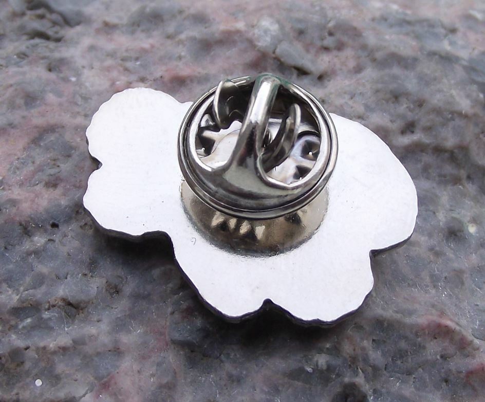 Curled Octopus Seaside Rock Shore Intelligent Sea Wildlife Cephalopod Pin Badge - Badgecrazy