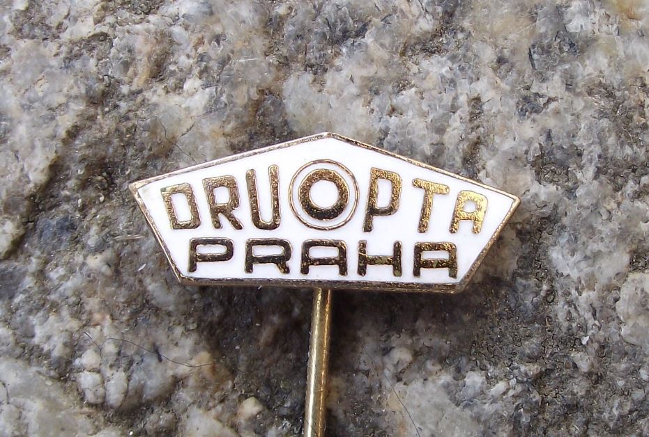 Antique Druopta Vega Corina Efekta Camera Maker Czechoslovakia Pin Badge - Badgecrazy