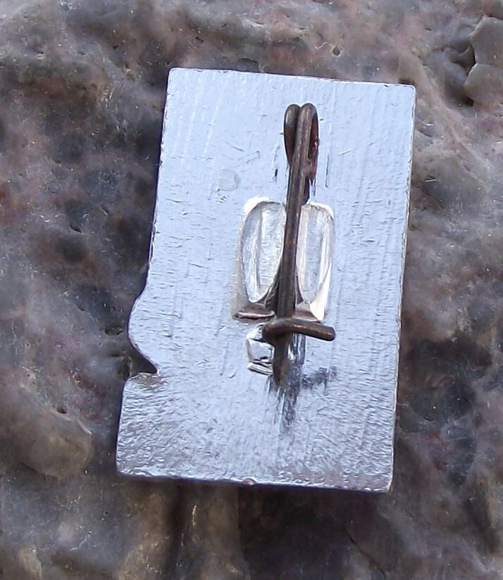 1959 Soviet Union Weapon Disarmament Statue at United Nations Pin Badge - Badgecrazy