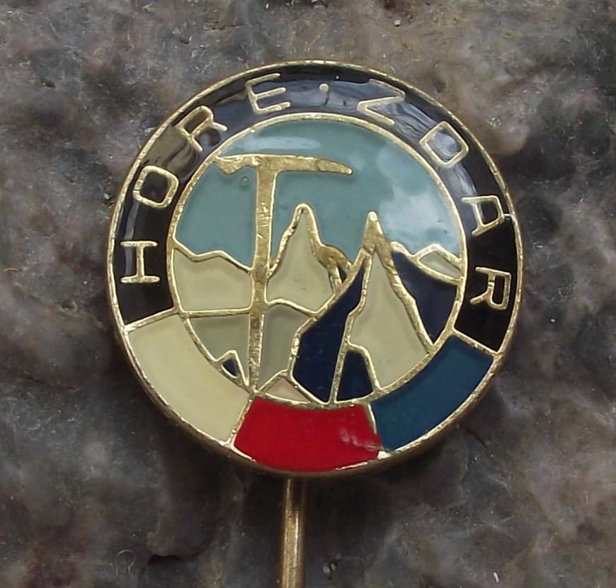 Slovak Association Mountain Climbers Mountaineers Ice Axe Hore Zdar Pin Badge - Badgecrazy
