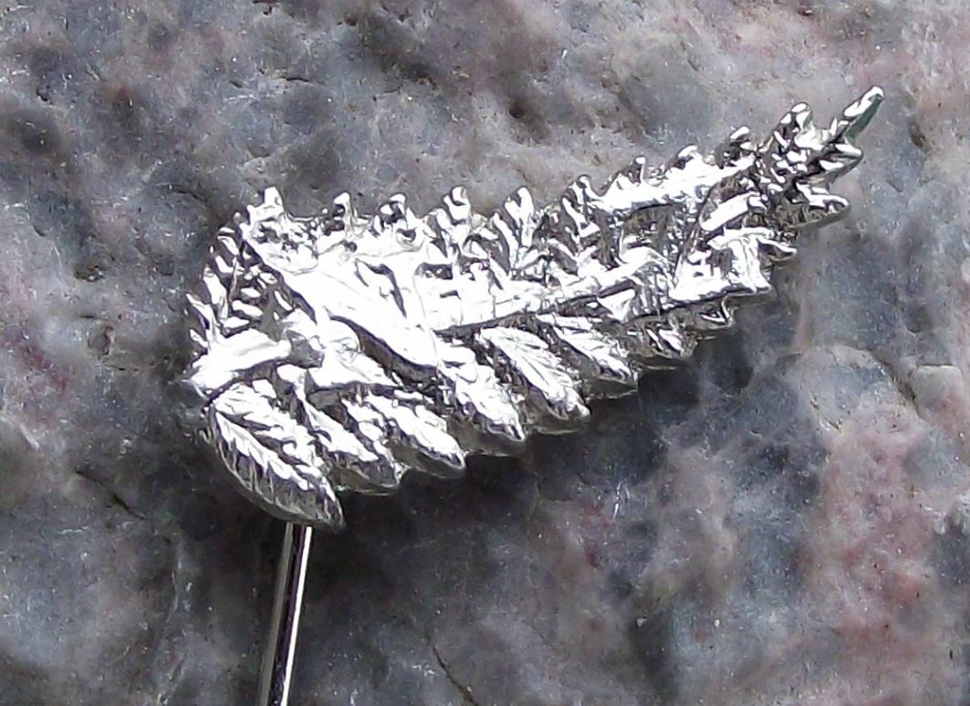 New Zealand Silver Fern Leaf National Motif NZ Souvenier Pin Badge - Badgecrazy
