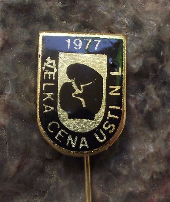 1977 Czechoslovakia Boxing Title Fight Usti nad Labem Boxer Glove Pin Badge - Badgecrazy
