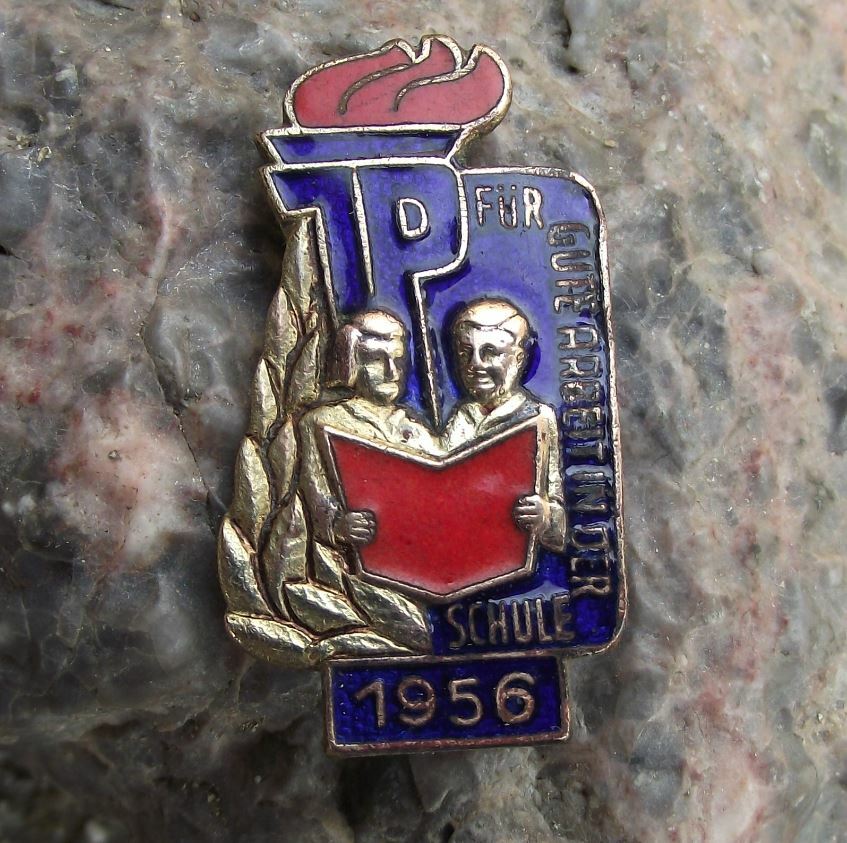 1956 Thalmann Pioneer Gute Arbeit in der Schule Good School Work Award Pin Badge - Badgecrazy
