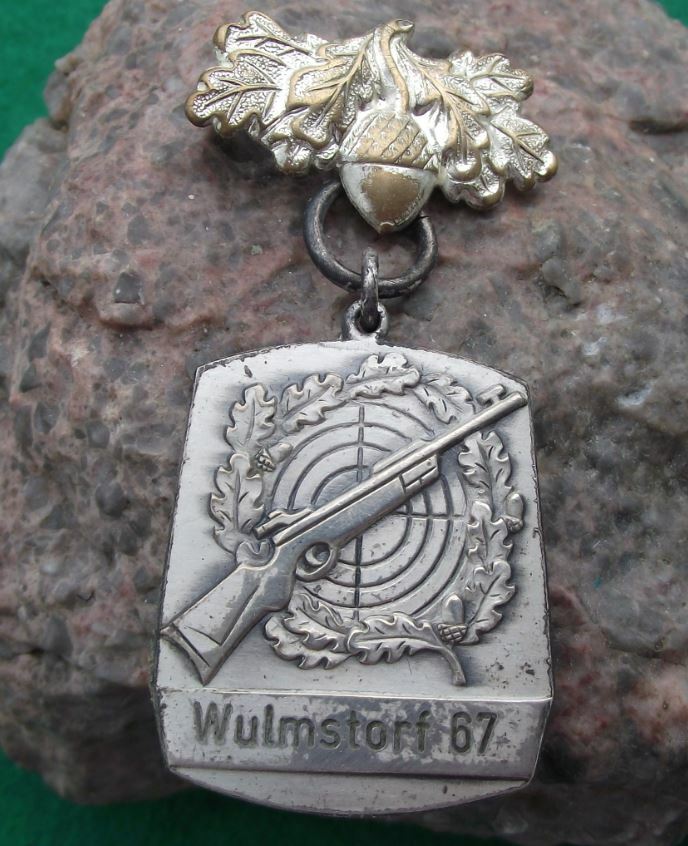 1967 German Gun Shooting Competition Crossed Rifles Target Acorn Cluster Medal - Badgecrazy