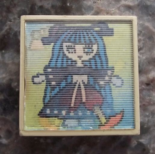 Pinocchio Dwarf vs Rag Doll Girl 3D Flicker Wiggle Lenticular Pin Badge - Badgecrazy