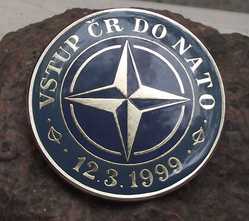 1999 NATO Compass Logo Military Defense Pact Czech Republic Boxed Pin Medal - Badgecrazy