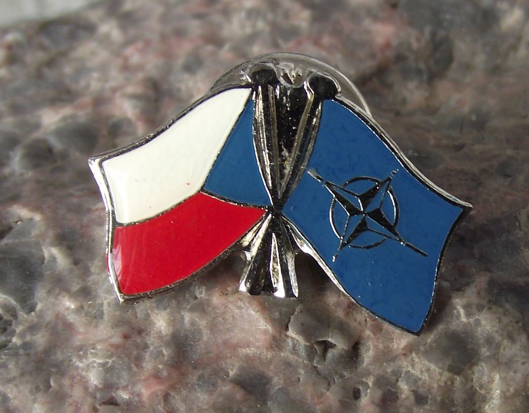 1997 Czech Republic Joins NATO Military Defense Crossed Flags Emblem Pin Badge - Badgecrazy