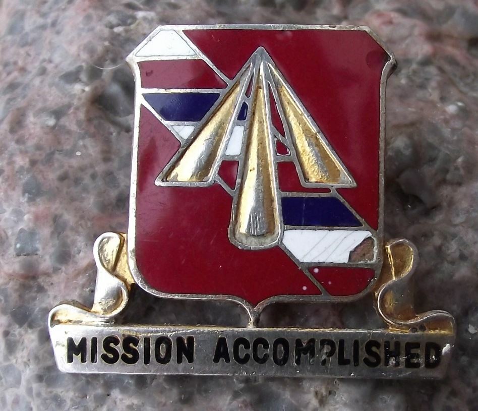 Vintage US Army 41st Field Artillery Batallion DUI Clutchback Pin Badge - Badgecrazy