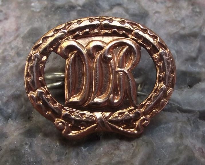 Antique Bronze Coloured Metal DDR GDR Former East Germany Clasp Pin Badge - Badgecrazy
