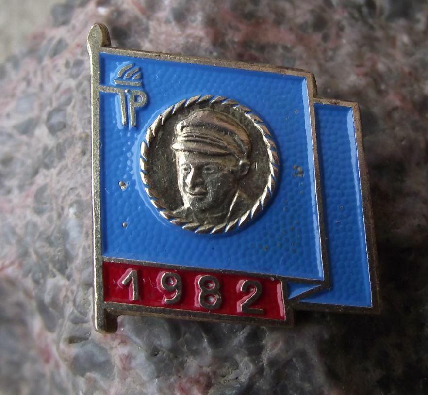 1982 Ernst Thalmann Pioneer Organisation DDR East Germany Blue Flag Pin Badge - Badgecrazy