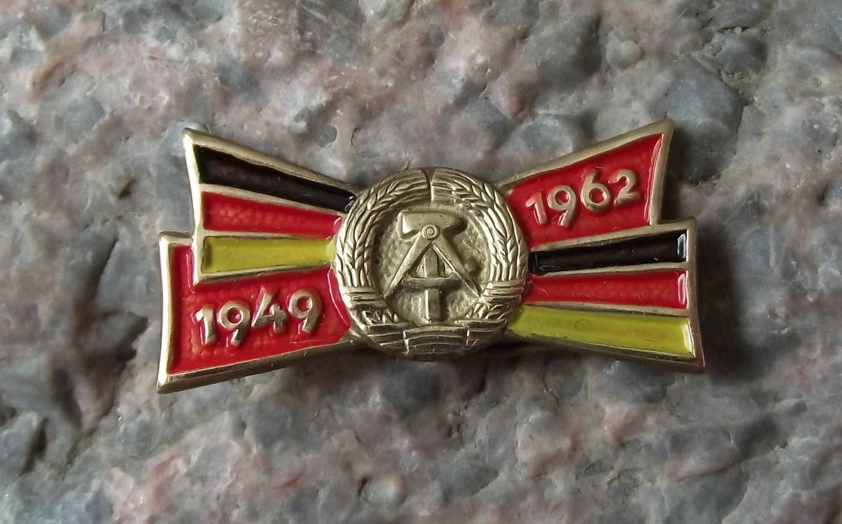 1962 East Germany DDR GDR Soviet Friendship 13th Anniversary Flags Pin Badge - Badgecrazy