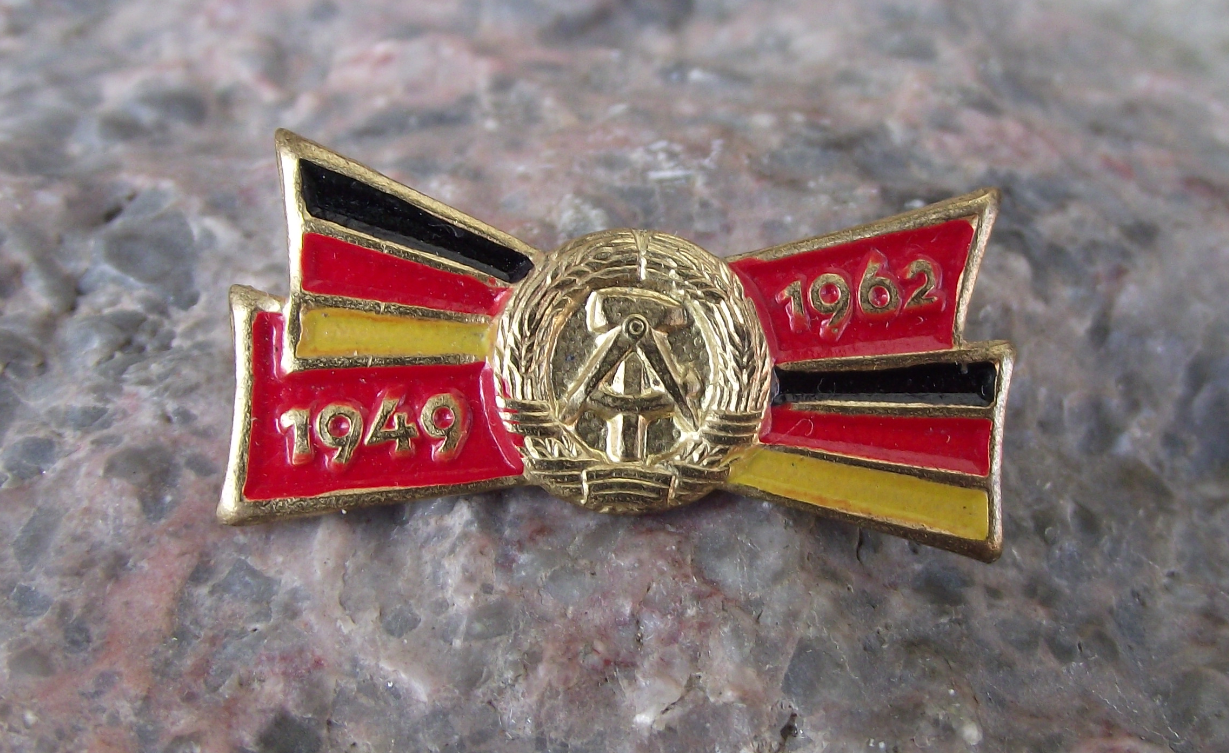 1962 East Germany DDR GDR Soviet Friendship 13th Anniversary Flags Pin Badge - Badgecrazy