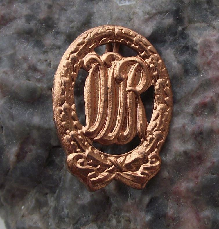 Antique DTSB East German DDR Central Sports Performance Bronze Laurels Pin Badge - Badgecrazy