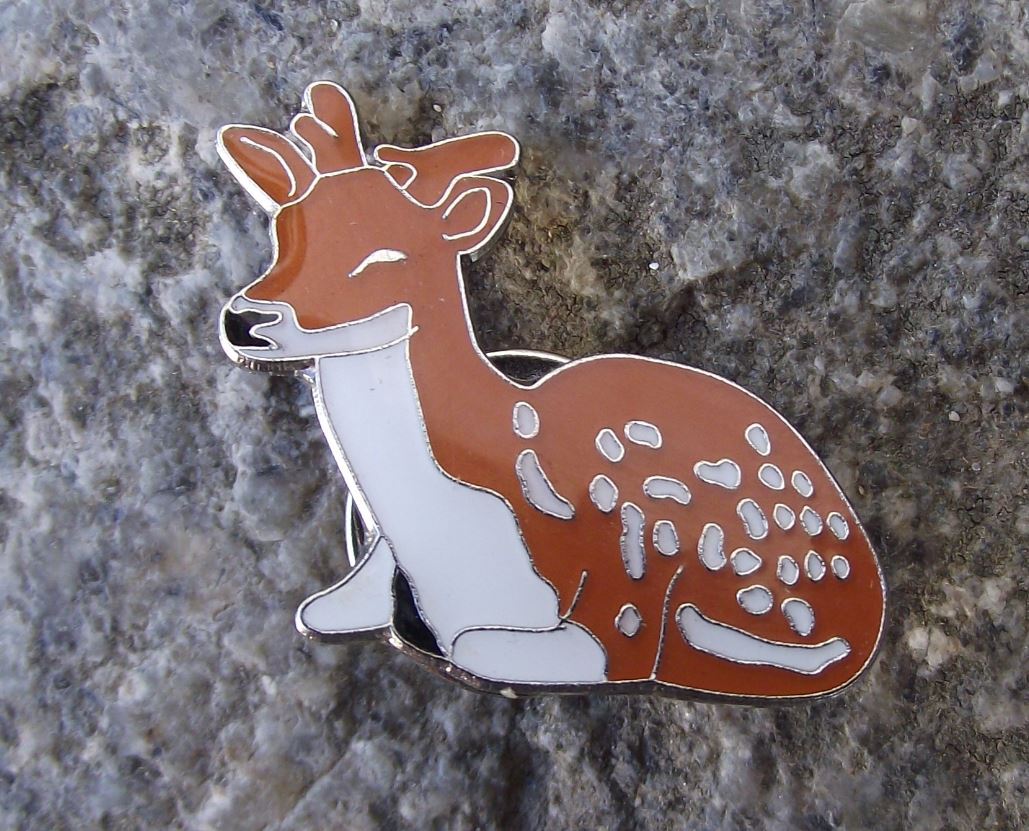 North American Fallow Spotted Deer Sitting Buck Fawn Wildlife Brooch Pin Badge - Badgecrazy