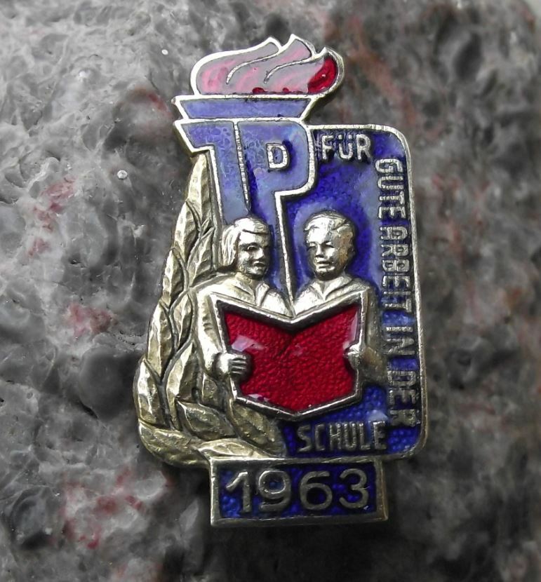 1963 Thalmann Pioneer Gute Arbeit Schule Good School Work DDR Award Pin Badge - Badgecrazy