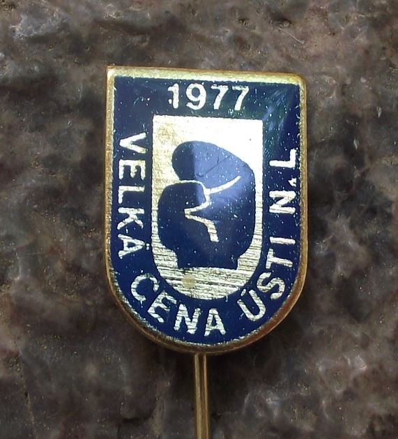 1977 Czechoslovakia Boxing Title Fight Usti nad Labem Boxer Glove Pin Badge - Badgecrazy