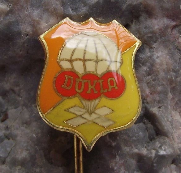Dukla Czech Parachuting Skydiving Club Members Parachute Crest Pin Badge - Badgecrazy