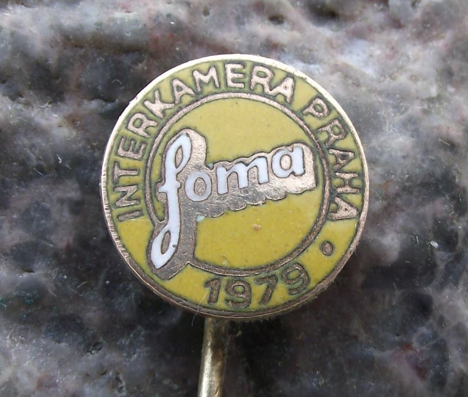 1979 Interkamera Prague Camera Exhibition Expo FOMA Reversal Film Firm Pin Badge - Badgecrazy