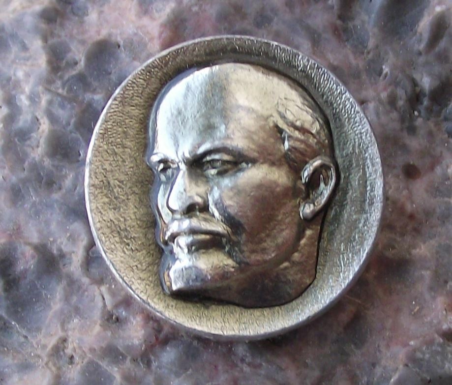 Vintage Lenin Head Serious Look Soviet Union Russian Leader Communist Pin Badge - Badgecrazy