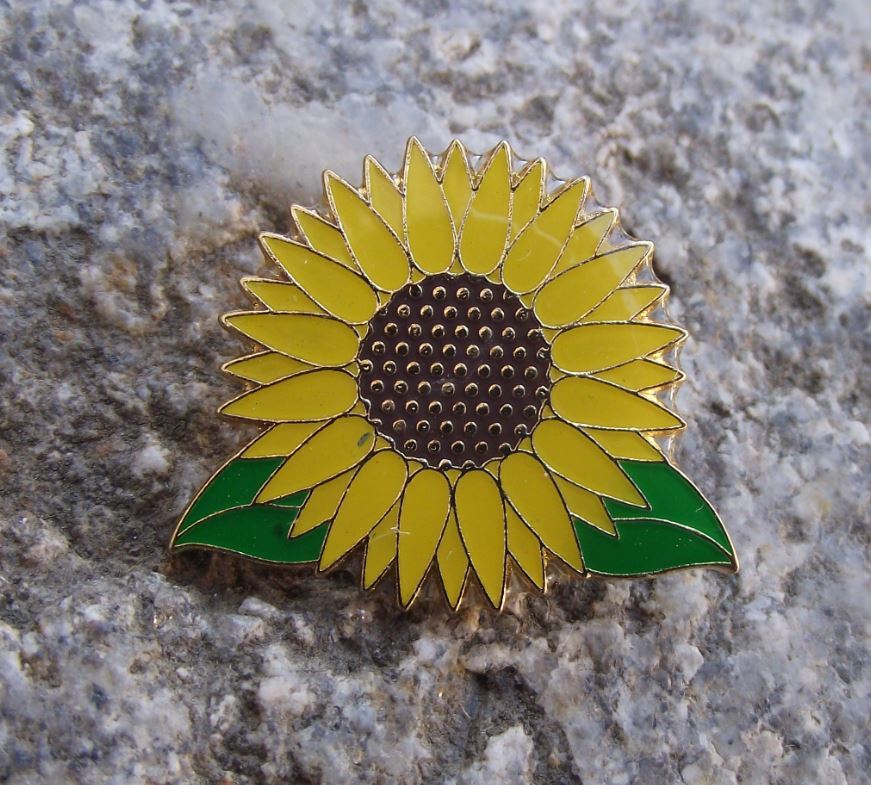 Beautiful Helianthus Giant Yellow Sunflower Summer Sun Flower Brooch Pin Badge - Badgecrazy