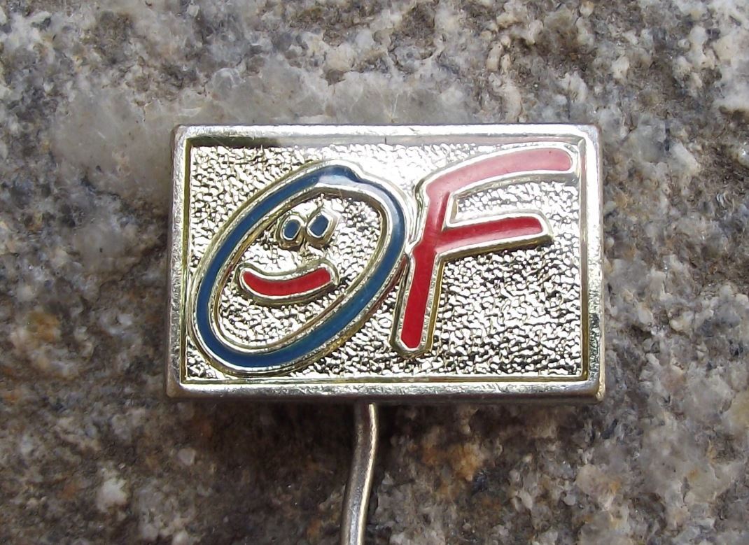 Czech Civil Forum OF Czechoslovak Democracy Vaclav Havel Smiling Face Pin Badge - Badgecrazy