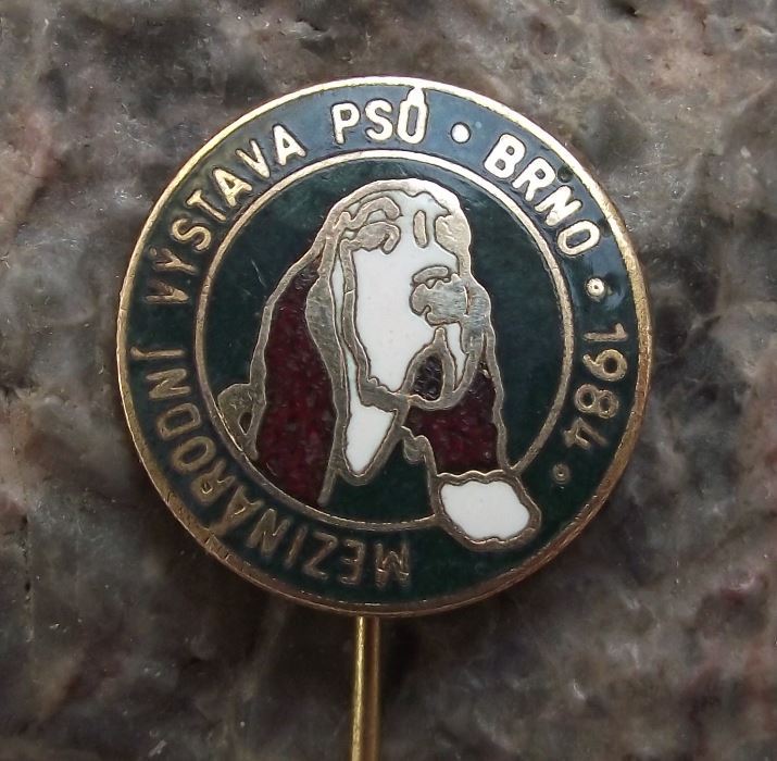1984 International Dog Breeders Club Show Event Brno Basset Hound Pin Badge - Badgecrazy