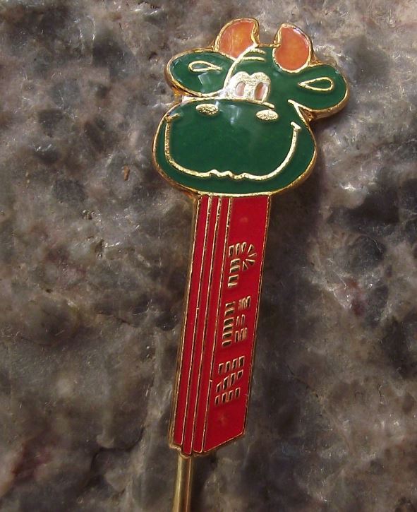 1976 Rare Classic Pez Club of Croatia Friendly Smiling Green Bull Cow Pin Badge - Badgecrazy