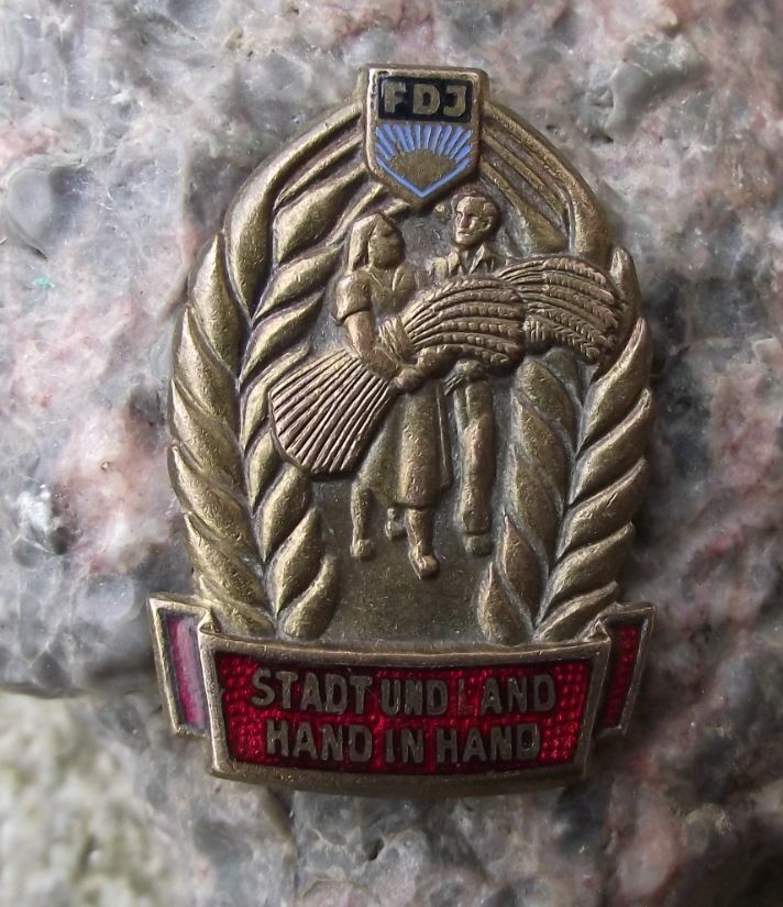 Vintage Stadt und Land Hand in Hand FDJ Germany DDR Youth Farming Pin Badge - Badgecrazy