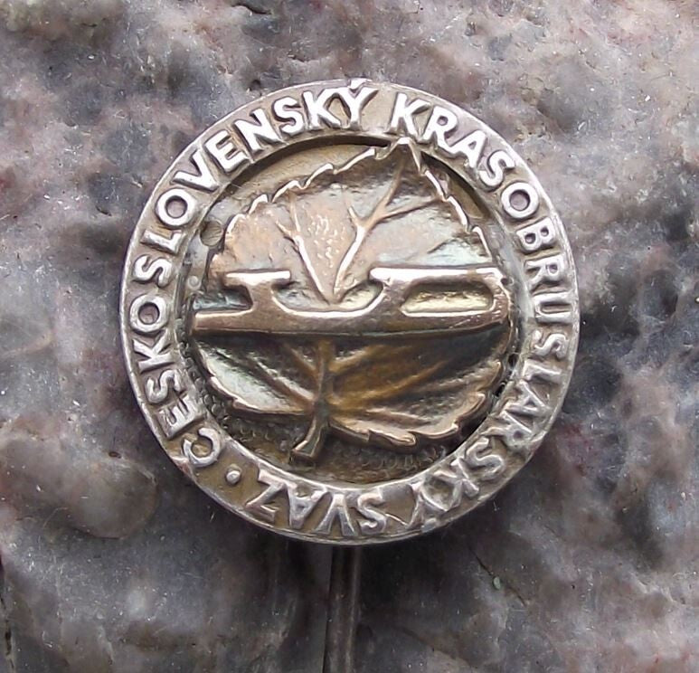 Vintage Figure Skating Association of Czechoslovakia Lime Leaf Skate Pin Badge - Badgecrazy