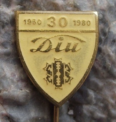 1980 DIU Double Edged Safety Razor Blade 30th Anniversary Shaving Pin Badge - Badgecrazy