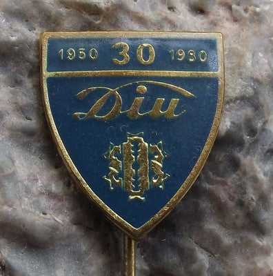 1980 DIU Double Edged Safety Razor Blade 30th Anniversary Shaving Pin Badge - Badgecrazy