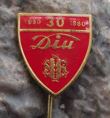 1980 DIU Double Edged Safety Razor Blade 30th Anniversary Shaving Pin Badge - Badgecrazy