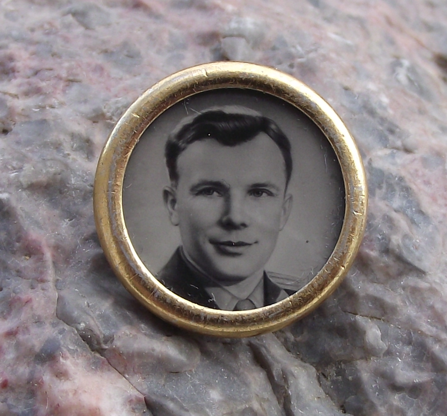 1961 Yuri Gagarin Soviet Vostok Space Pioneer Astronaut Photograph Pin Badge