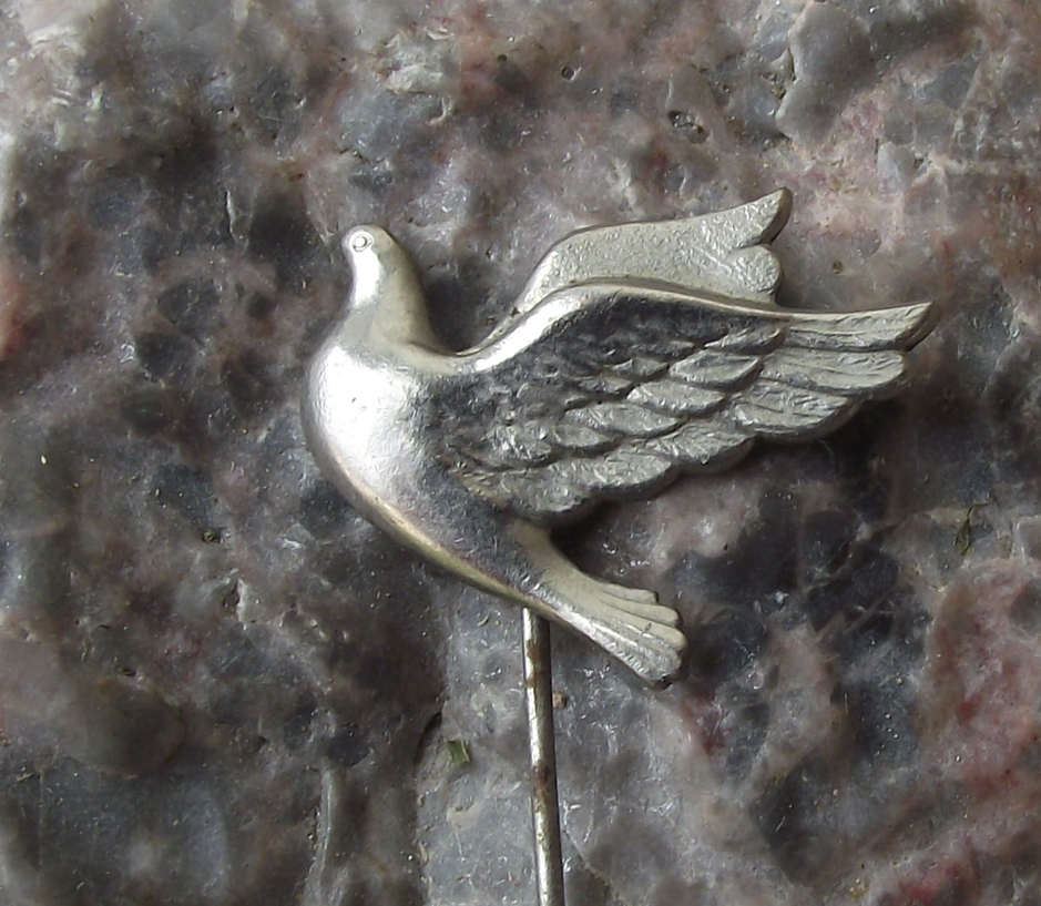 Vintage Flying Dove of Peace and Friendship Bird Pin Badge