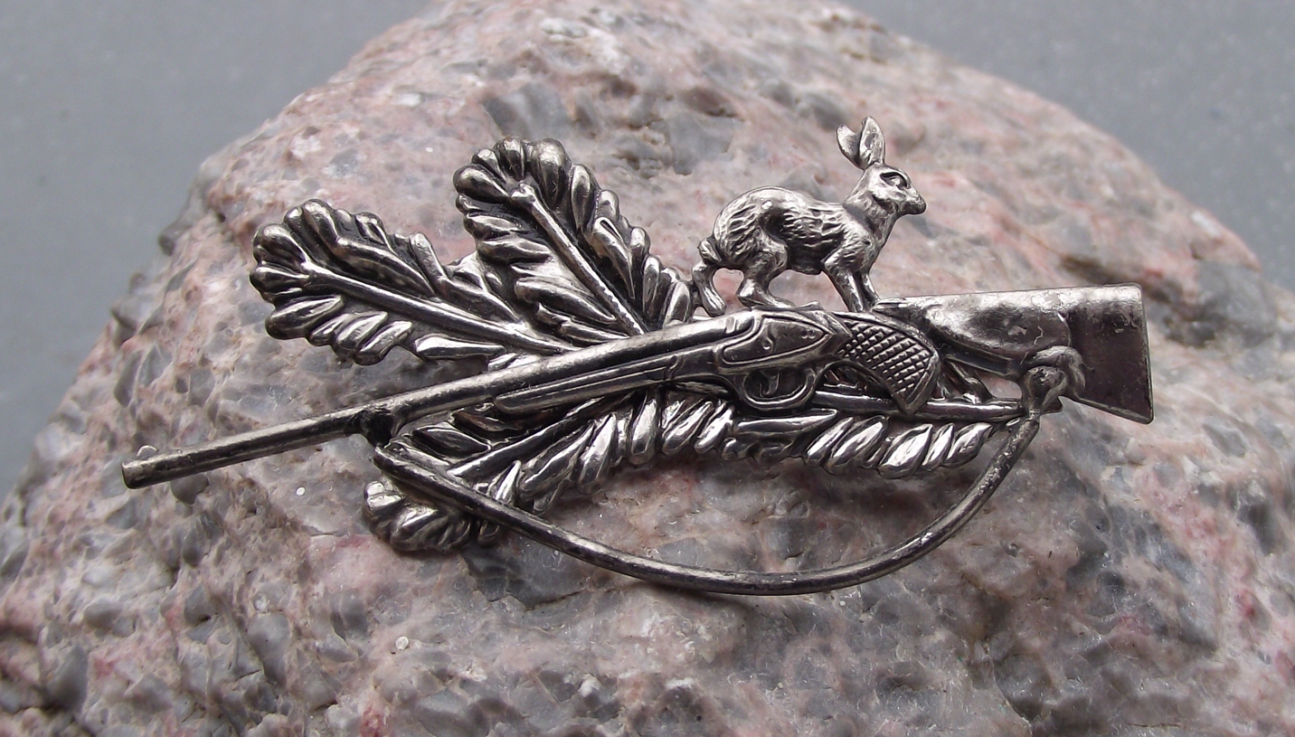 Vintage Wild Rabbit Hare Hunting Rifle CMS Czech Hunters Pin Badge