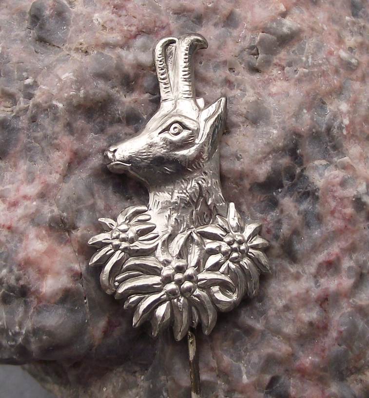 Vintage Edelweiss Chamois Stag Deer Head Hunting Hunters Pin Badge