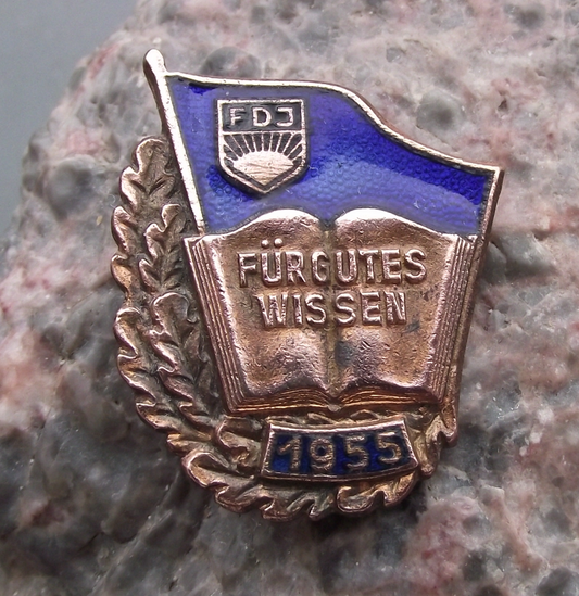 1955 FDJ Freie Deutsche Jugend East German Good Student Pin Badge