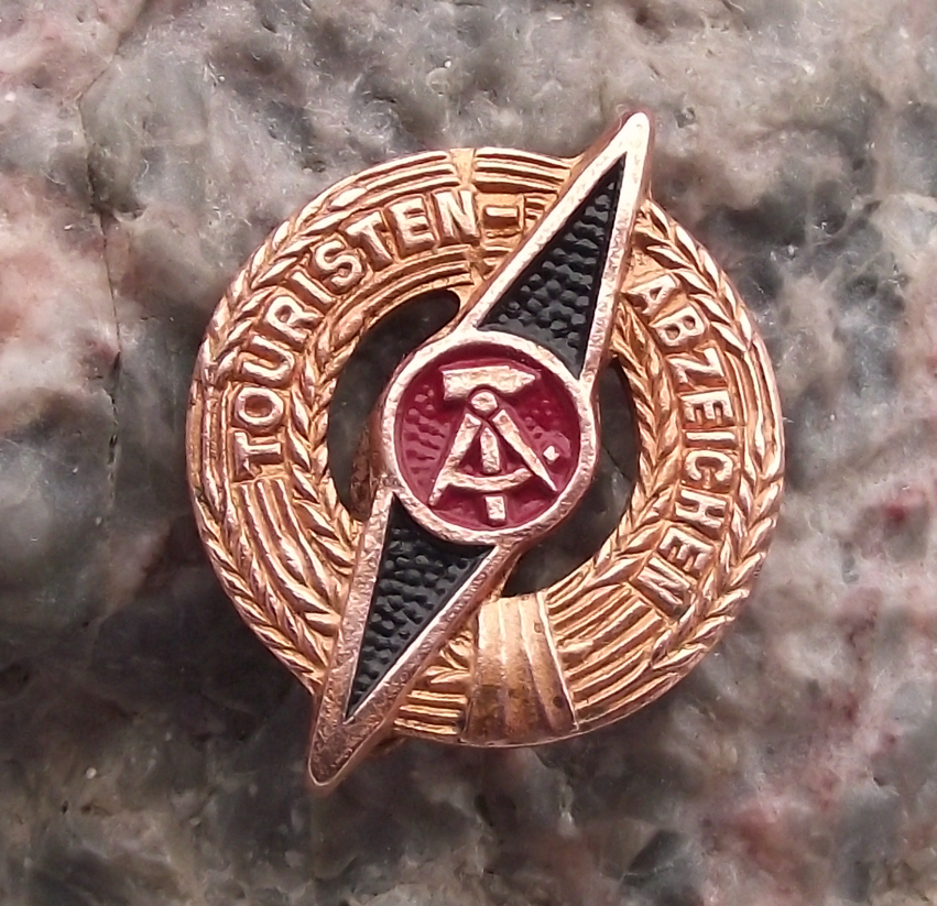 Vintage East German Touristen Abzeichen Compass Laurels Pin Badge