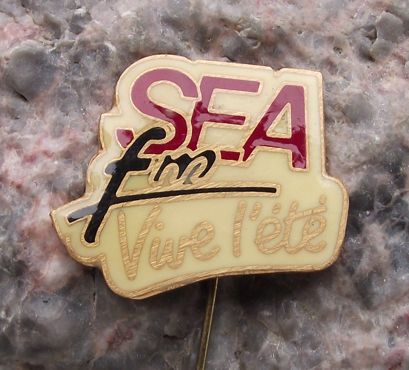 Vintage SEA FM Radio Vive l'ete France Broadcasting Station Pin Badge