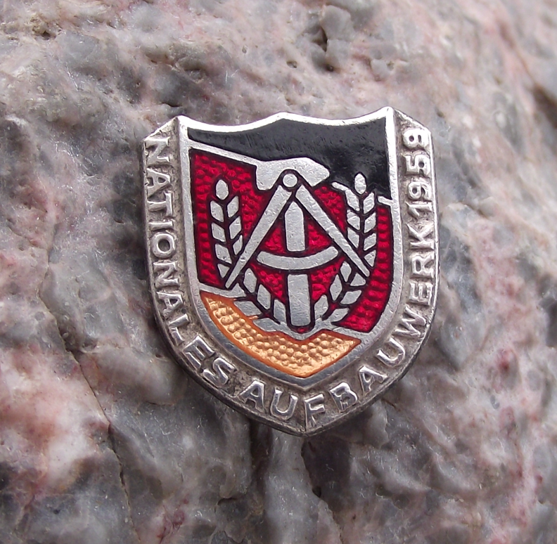 1959 NAW Nationales Aufbauwerk East German Volunteer DDR GDR Pin Badge