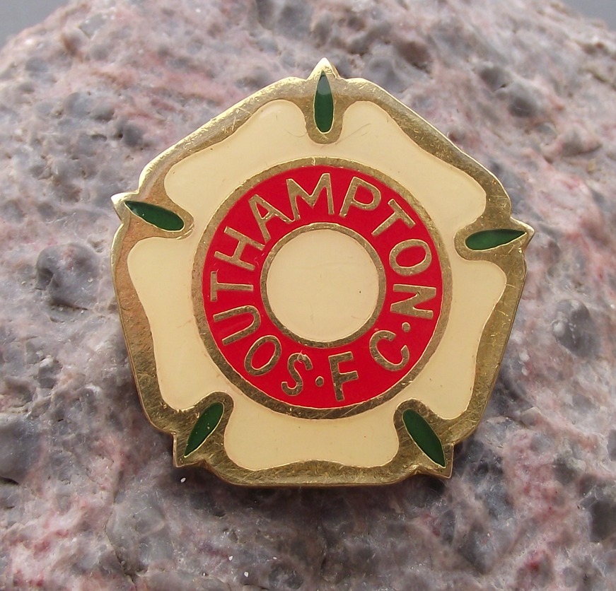 Vintage Southampton Football Club Soccer Team Logo Crest Pin Badge