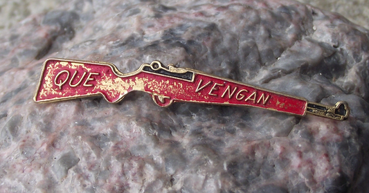 Vintage Cuban Cuba Rifle Gun Let Them Come Slogan Defence Pin Badge