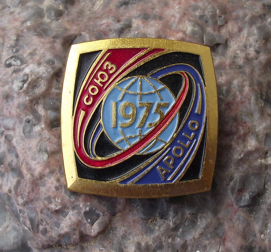 1975 Historic Cold War Space Dock USSR USA Apollo Sojuz Soyuz Mission Pin Badge