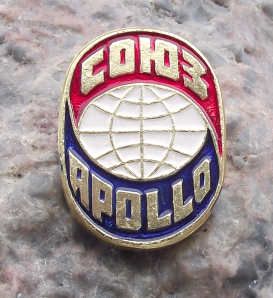 1975 Blue Apollo Red Sojuz Soyuz Joint CCCP USA Mission Space Dock Pin Badge